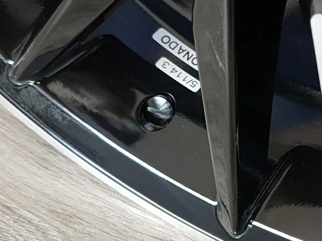 Zaworki / wentyle płaskie / ukryte do felg aluminiowych 4 szt. czarne — ujęcie 4