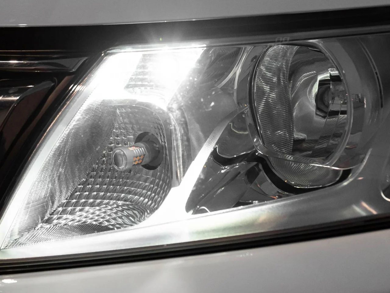 Żarówka W5W T10 12V/24V 3xLED SMD2835 CANBUS biała AMIO (2szt.) — ujęcie 2