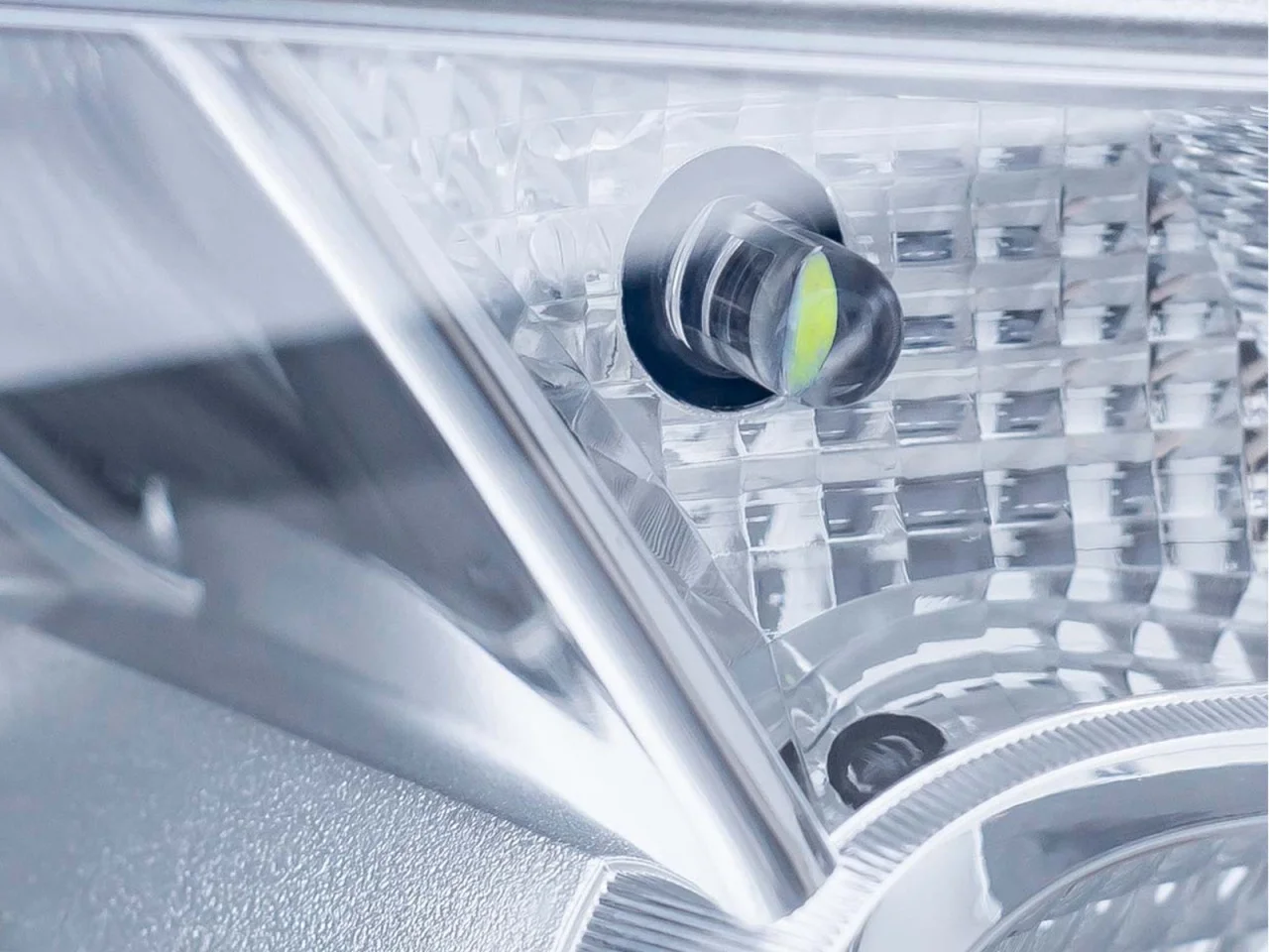 Żarówka W5W T10 12V COB LED całoszklana biała AMIO (2szt.) — ujęcie 5