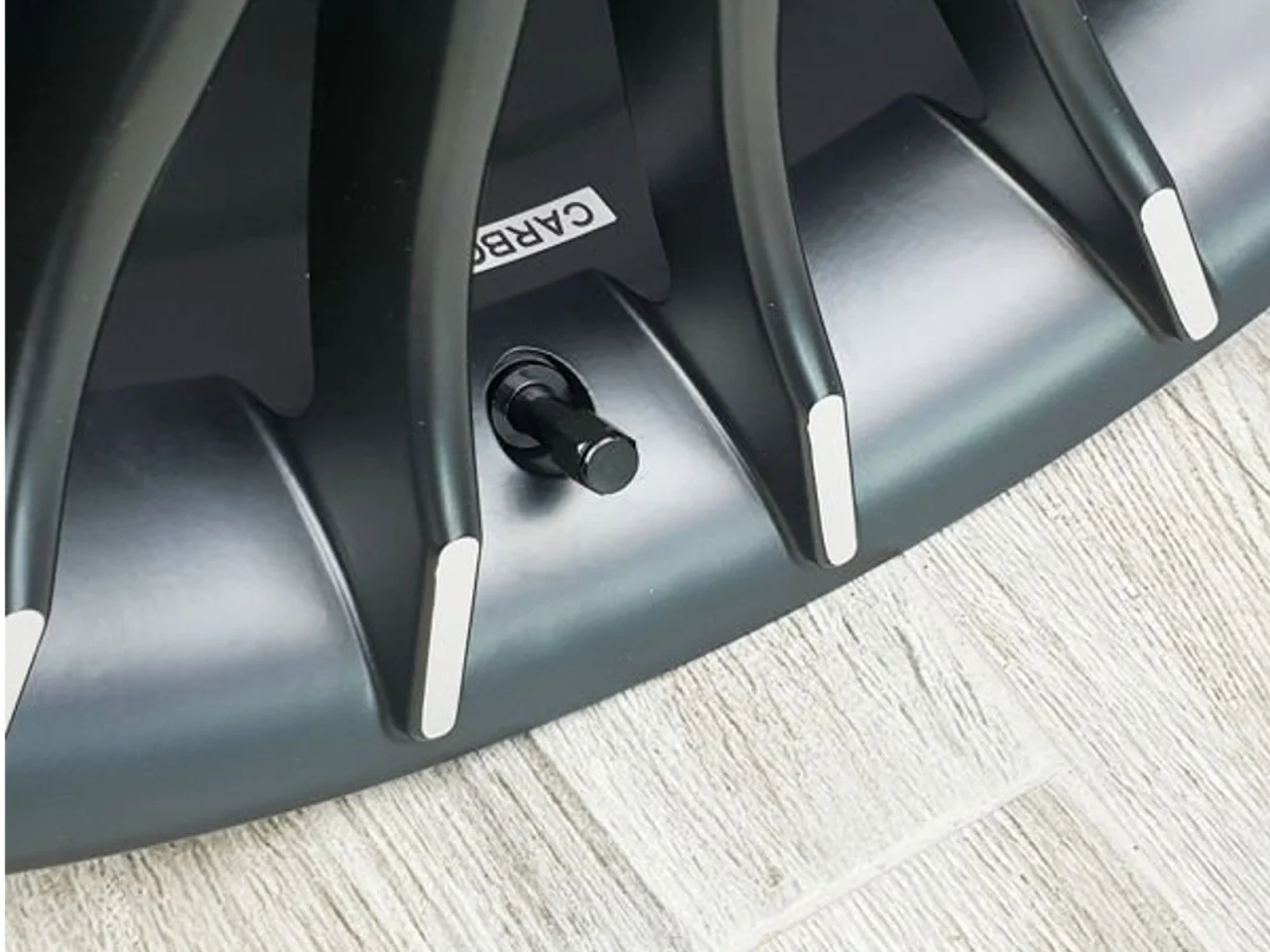 Zawór / wentyl do kół bezdętkowych X2 SERIES ALU czarne 4 szt. — ujęcie 2