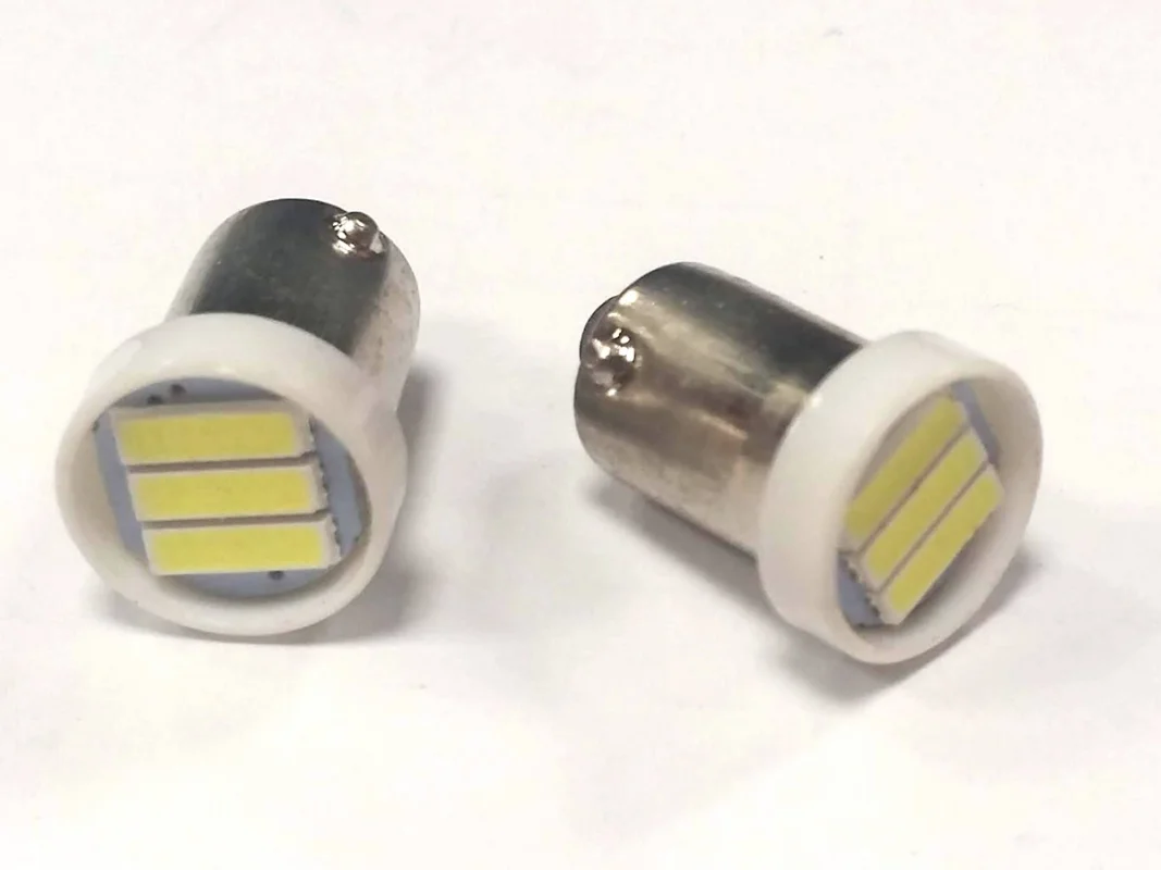 Żarówka BA9S / T4W 12V 3xSMD7020 LED biała AMIO (2szt.) — ujęcie 4