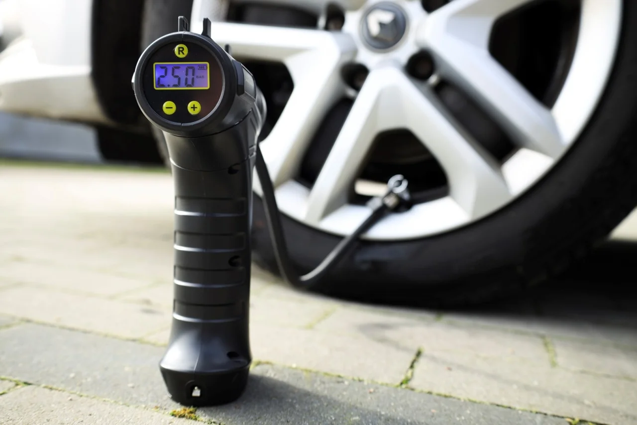 Kompresor powietrza bezprzewodowy cyfrowy 150 psi — ujęcie 3