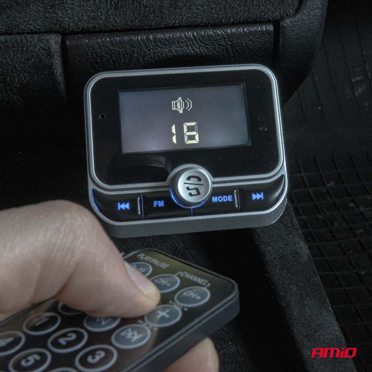 Transmiter samochodowy FM z pilotem 2×USB-A 12 V 24VAMIO-04657 — ujęcie 4