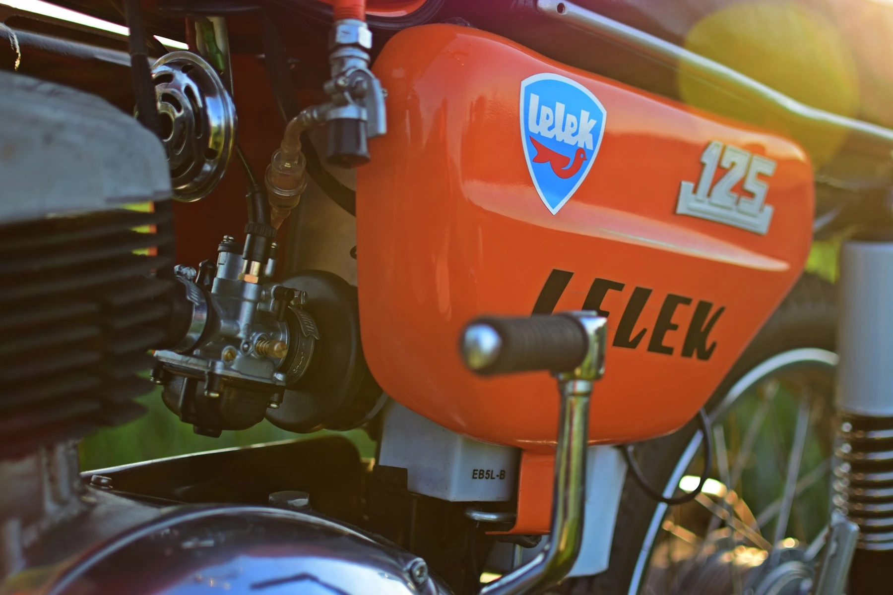 Gaźnik 21 mm do WSK 125 z króćcem i filtrem powietrza — ujęcie 2