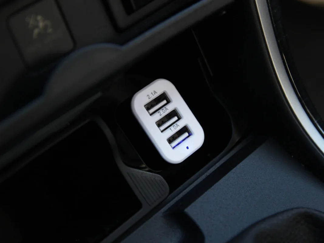 Ładowarka samochodowa 3xUSB 12V-24V 2100mA 2000mA 1000mA — ujęcie 2