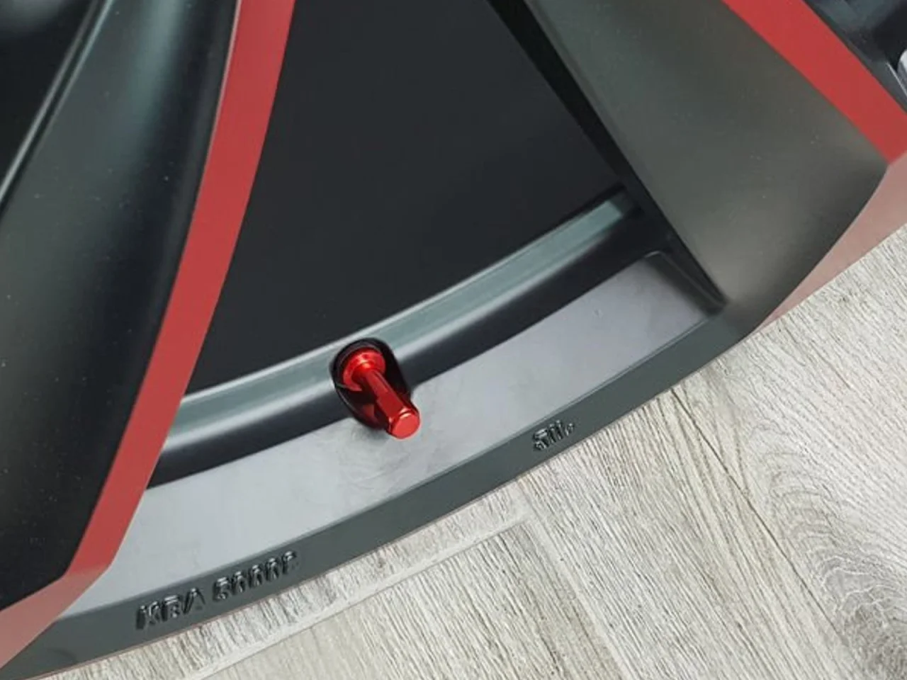 Zawór / wentyl do kół bezdętkowych X2 SERIES ALU czerwone 4 szt. — ujęcie 2