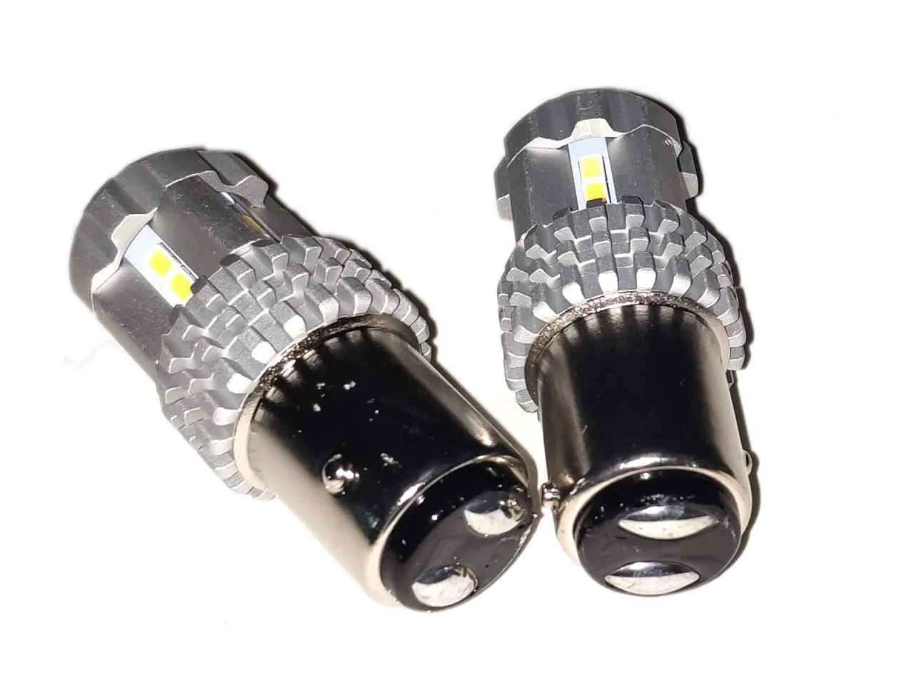 Żarówka BAY15D 12V/24V 12x3020 SMD UltraBright LED CANBUS biała AMIO (2szt.) — ujęcie 2