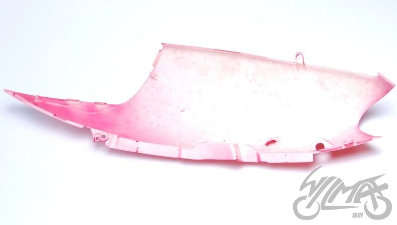 Plastik pod siedzenie lewy 125 GY6 4T czerwony — Jonway Adventure 125 — ujęcie 2