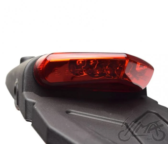 Lampa tylna LED z błotnikiem i czerwonym kloszem — AM9901A1 — ujęcie 4