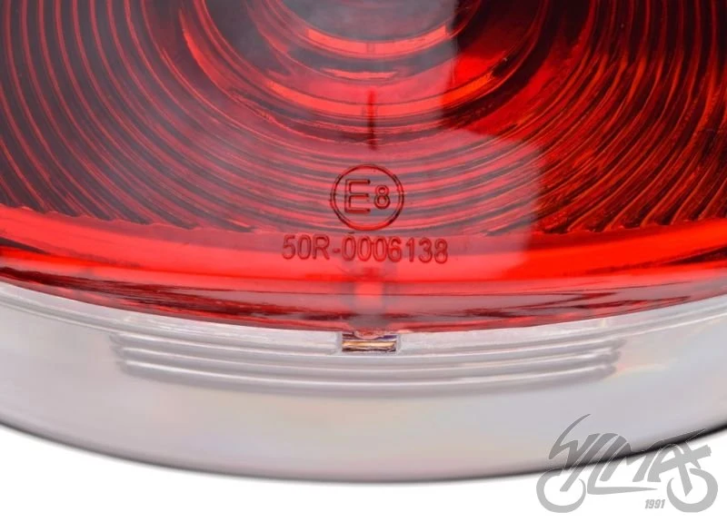 Lampa tylna chrom z czerwonym kloszem — 128 × 65 × 55 mm, AM9933 — ujęcie 4