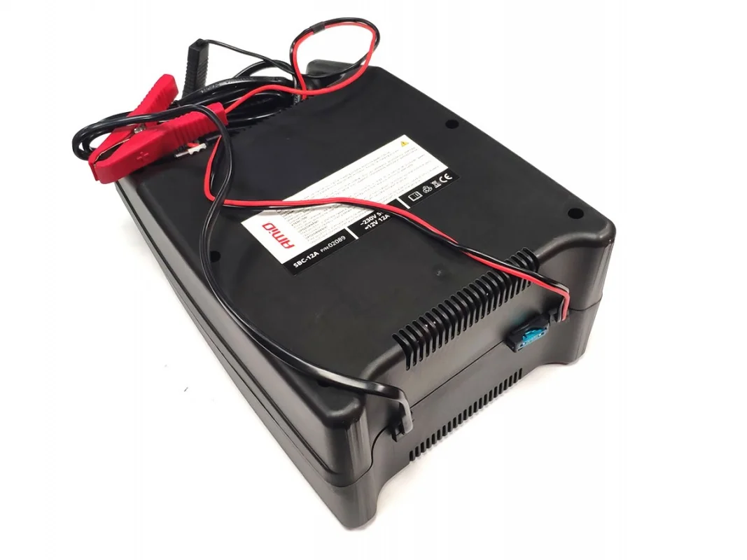 Prostownik / ładowarka akumulatora 12V 12A ze wskazówką AMIO SBC-12A — ujęcie 5