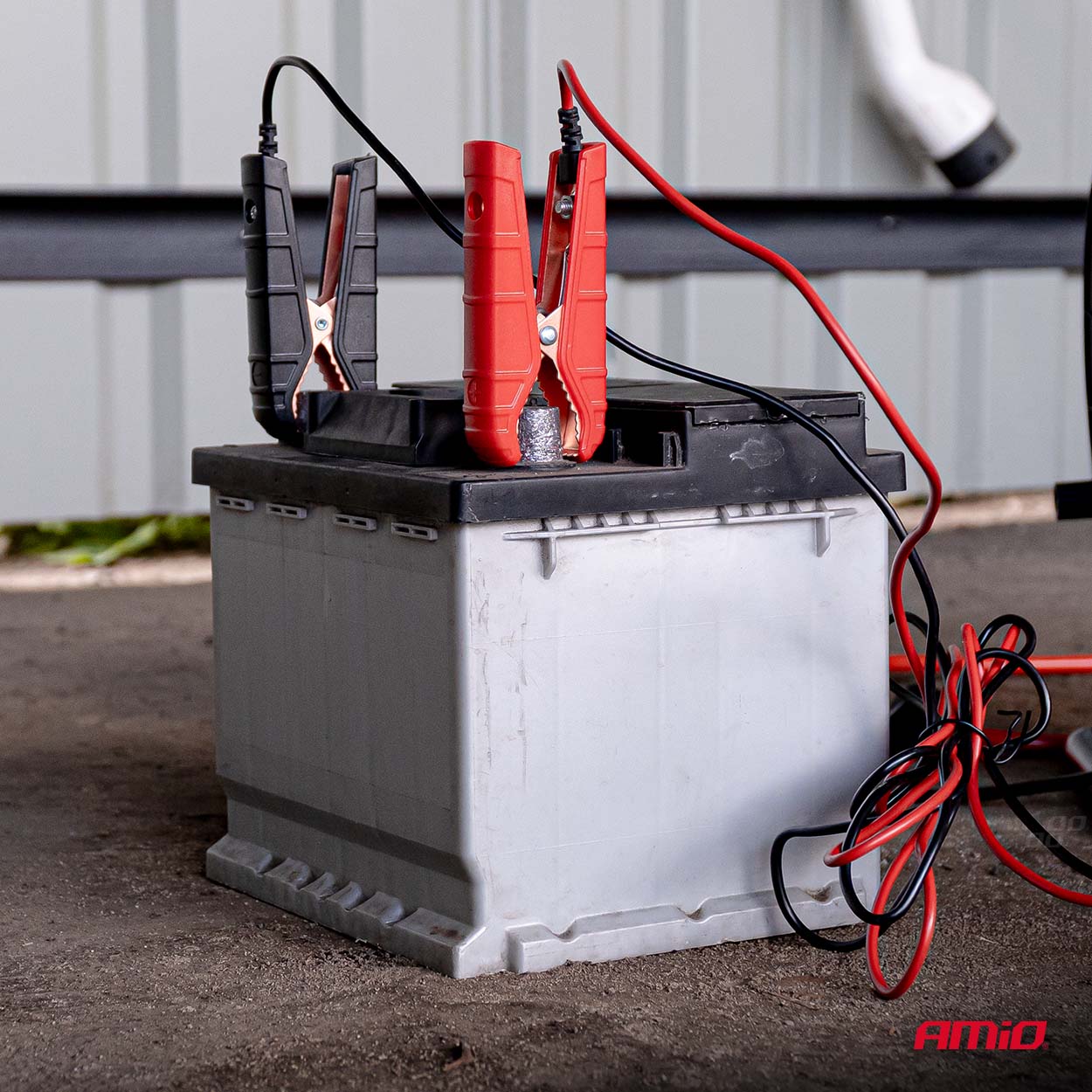 Prostownik cyfrowy z wspomaganiem rozruchu AGM GEL STD LFP MAX 16A 12 V 24 V PRO — ujęcie 4