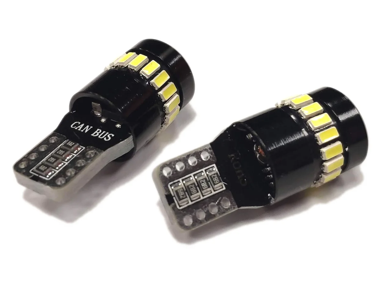 Żarówka W5W T10 12V 18xLED SMD 3014 + 1 SMD CANBUS biała AMIO (2szt.) — ujęcie 3