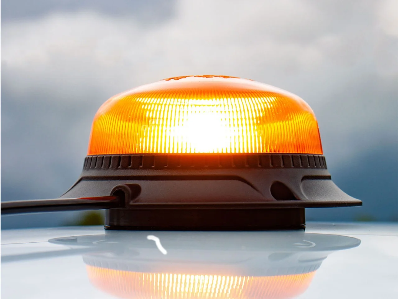 Lampa ostrzegawcza R65 R10 18LED 12/24V IP56 na śruby — ujęcie 3