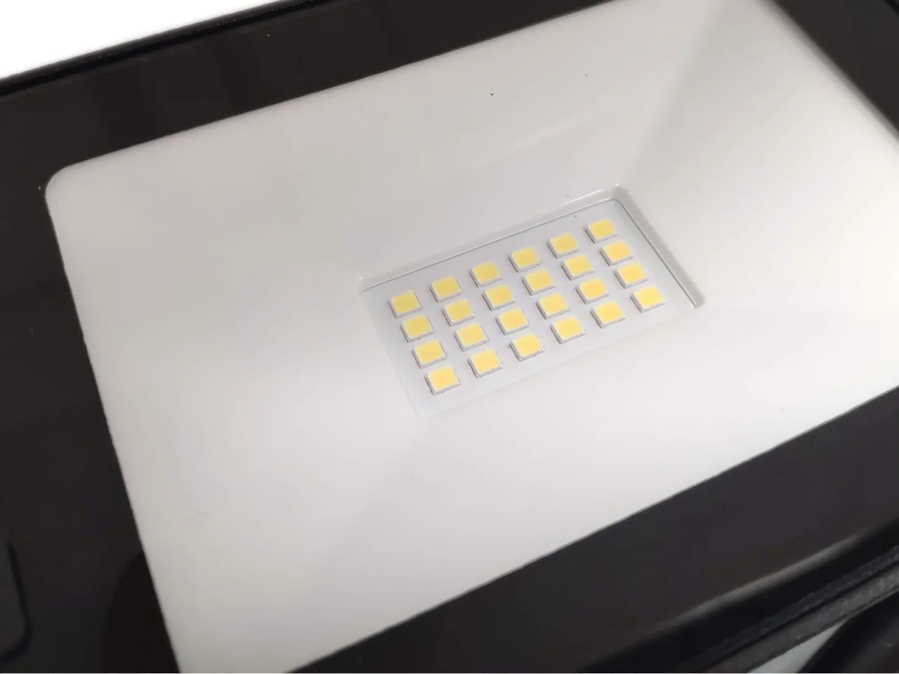 Naświetlacz LED 230V 20W biały zimny — ujęcie 3
