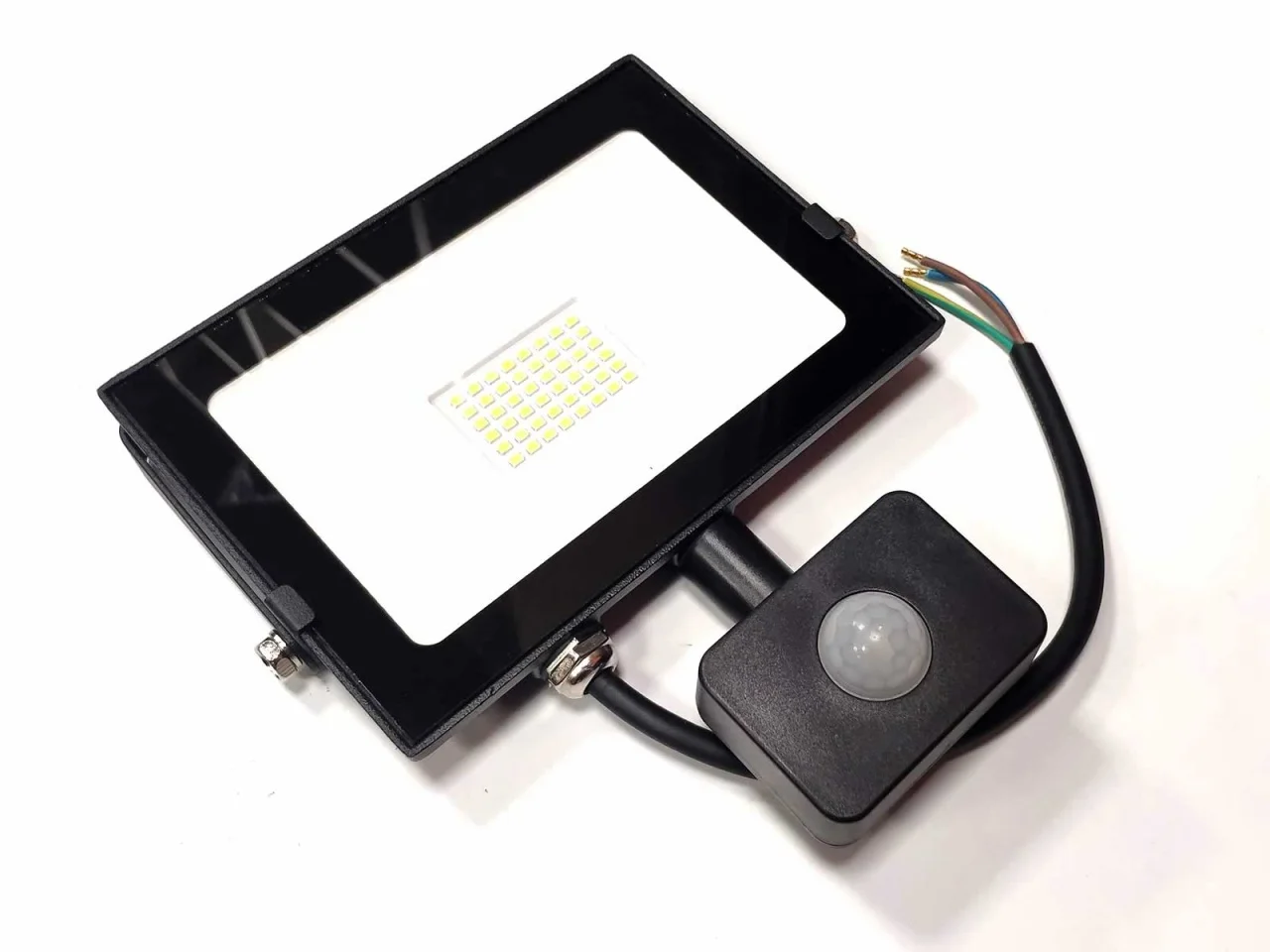 Naświetlacz LED 230V 30W biały zimny z sensorem / fotokomórką — ujęcie 2