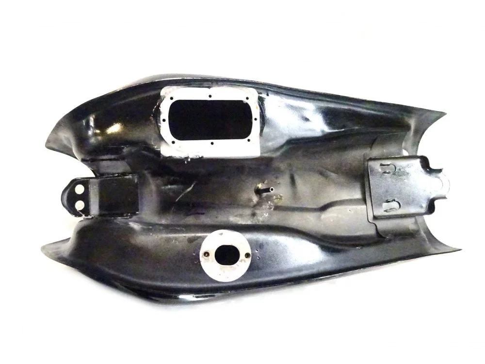 Junak M11 Cafe 125 cm³ zbiornik paliwa czarny połysk (z miernikiem) (pompa 8 śrub) (Euro IV) (2017-2019) — ujęcie 2