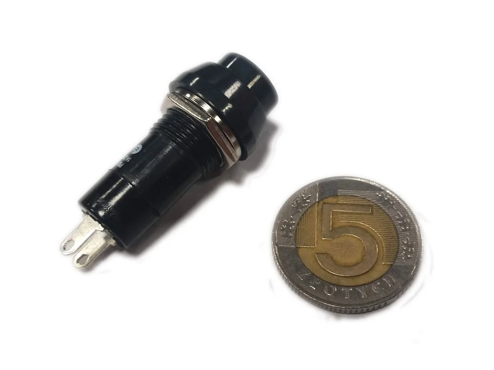 Włącznik / wyłącznik / przełącznik elektryczny czerwony — ujęcie 2