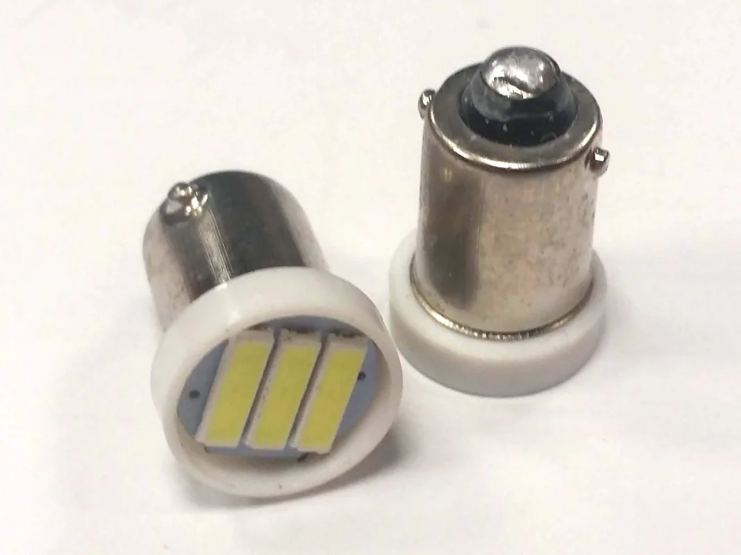 Żarówka BA9S / T4W 12V 3xSMD7020 LED biała AMIO (2szt.) — ujęcie 2