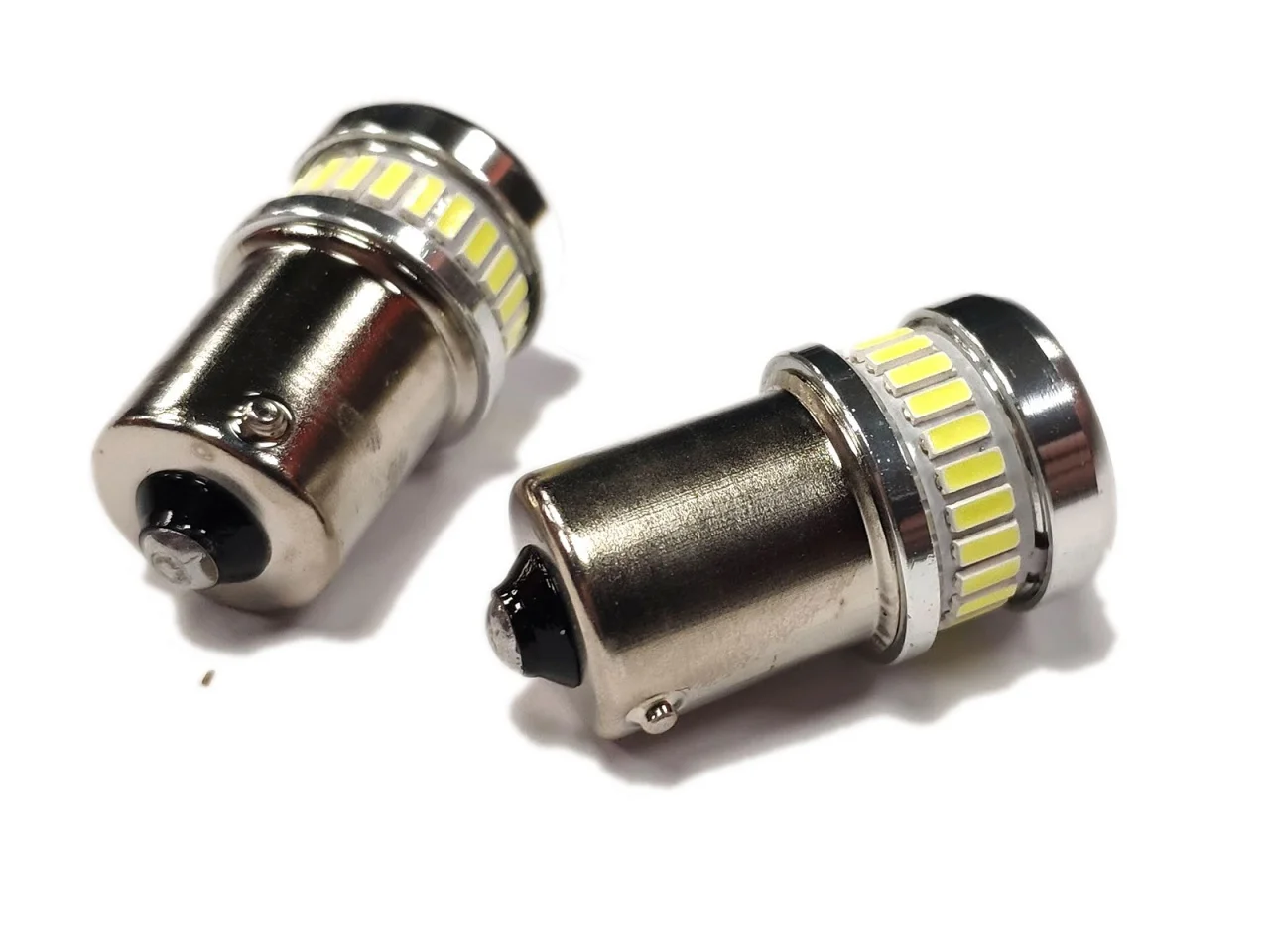 Żarówka BA15S 12V/24V 24+6 xSMD LED CANBUS biała AMIO (2szt.) — ujęcie 3