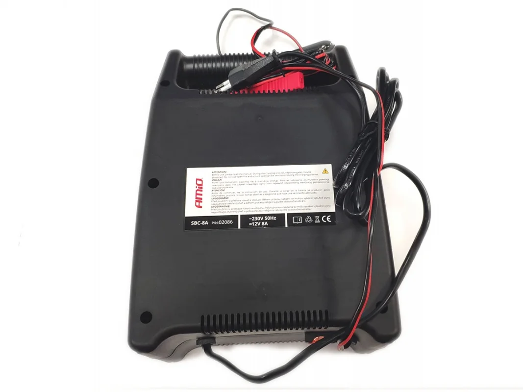 Prostownik / ładowarka akumulatora 12V 8A ze wskazówką AMIO SBC-8A — ujęcie 3