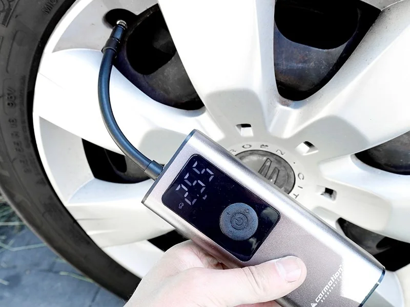 Kompresor powietrza bezprzewodowy + latarka + power bank — ujęcie 3