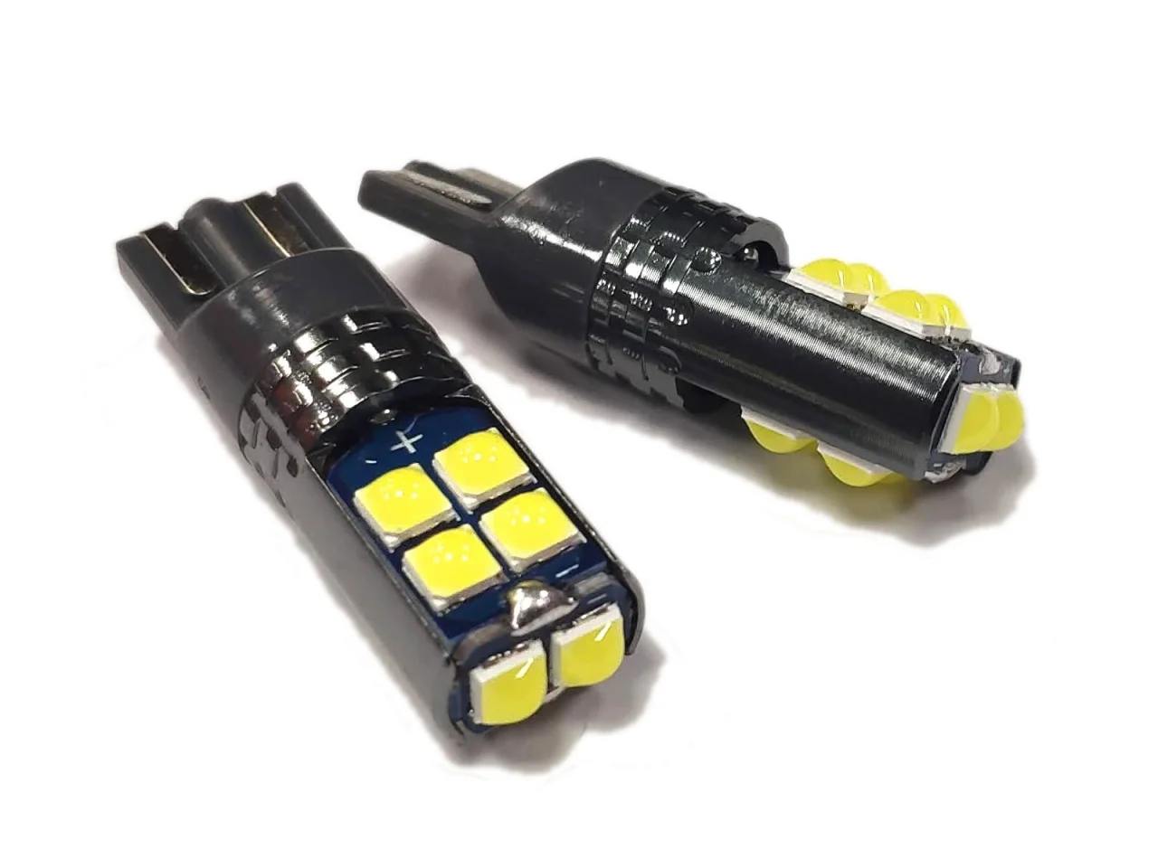 Żarówka W5W T10 12V 10xLED SMD 3030 CANBUS biała AMIO (2szt.) — ujęcie 3