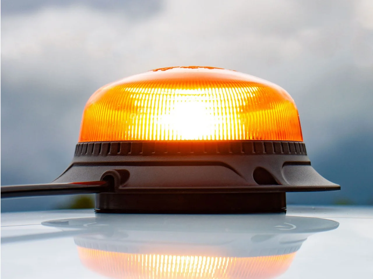 Lampa ostrzegawcza R65 R10 18LED 12/24V IP56 na magnes / śruby — ujęcie 2