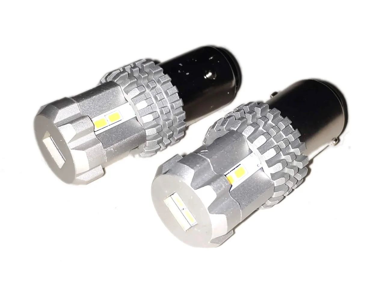 Żarówka BAY15D 12V/24V 12x3020 SMD UltraBright LED CANBUS biała AMIO (2szt.) — ujęcie 3