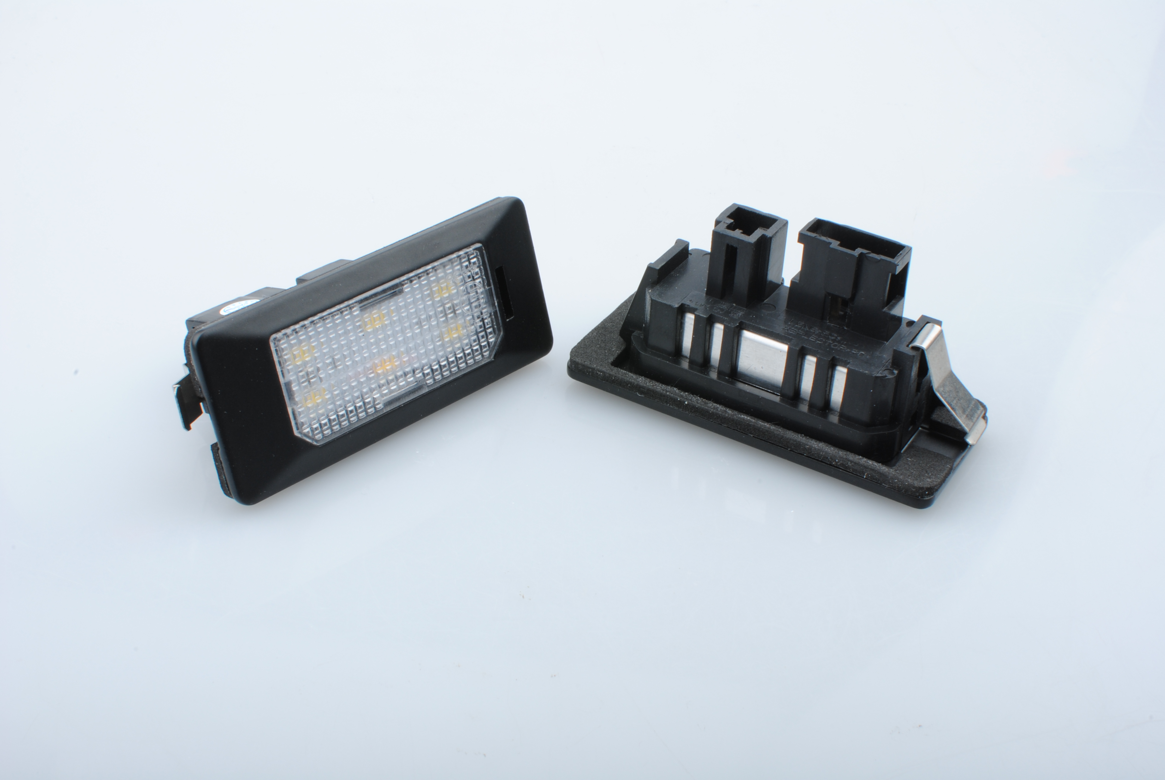 Oświetlenietablicy rejestracyjnej passat 08- LED M-Tech CLP011 — ujęcie 2