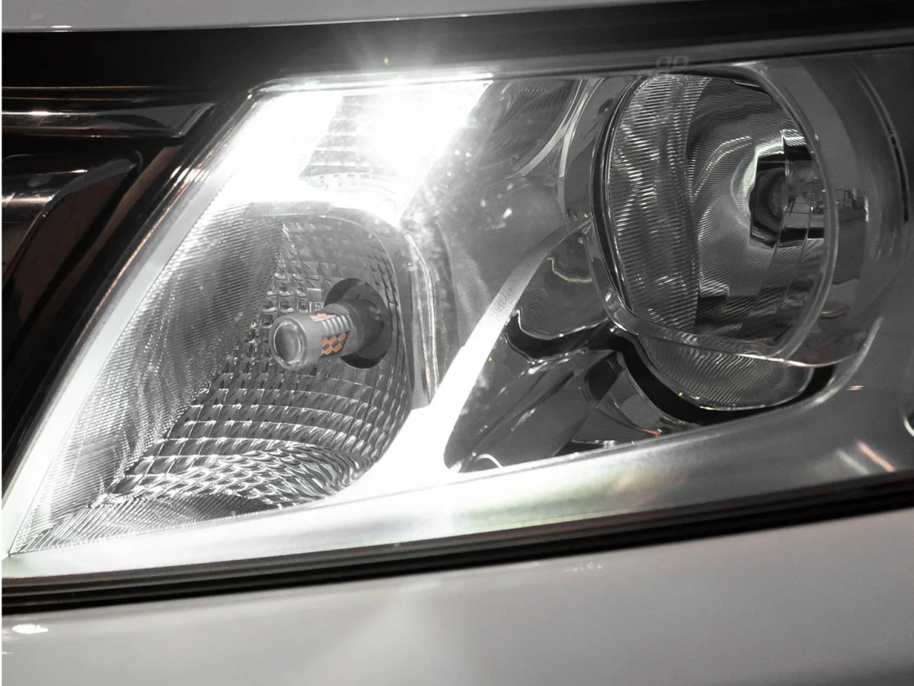 Żarówka W5W T10 12V/24V 12xLED SMD2835 CANBUS biała AMIO (2szt.) — ujęcie 2