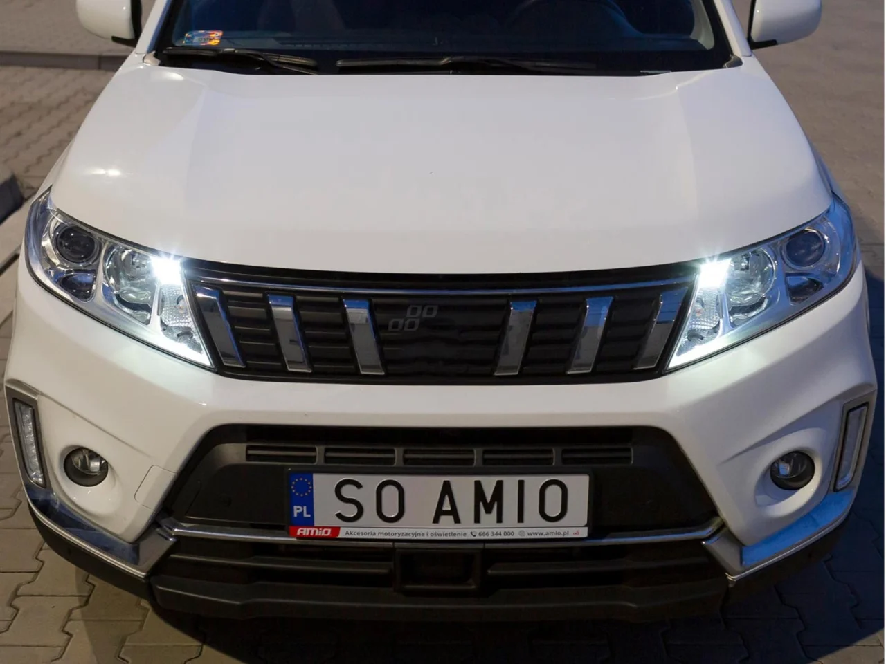 Żarówka W5W T10 12V/24V 18xLED SMD2016 CANBUS biała AMIO (2szt.) — ujęcie 3