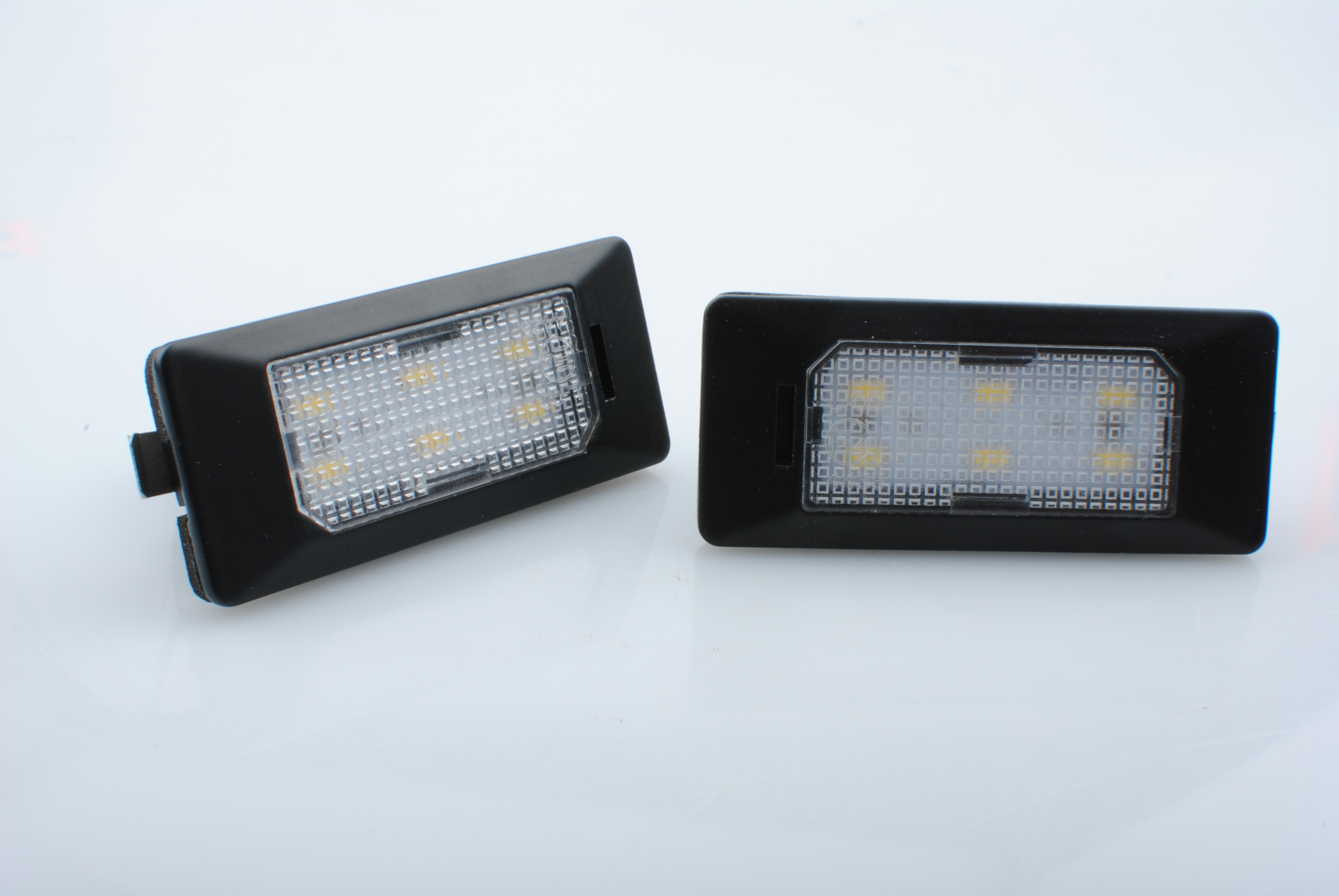 Oświetlenietablicy rejestracyjnej passat 08- LED M-Tech CLP011 — ujęcie 3