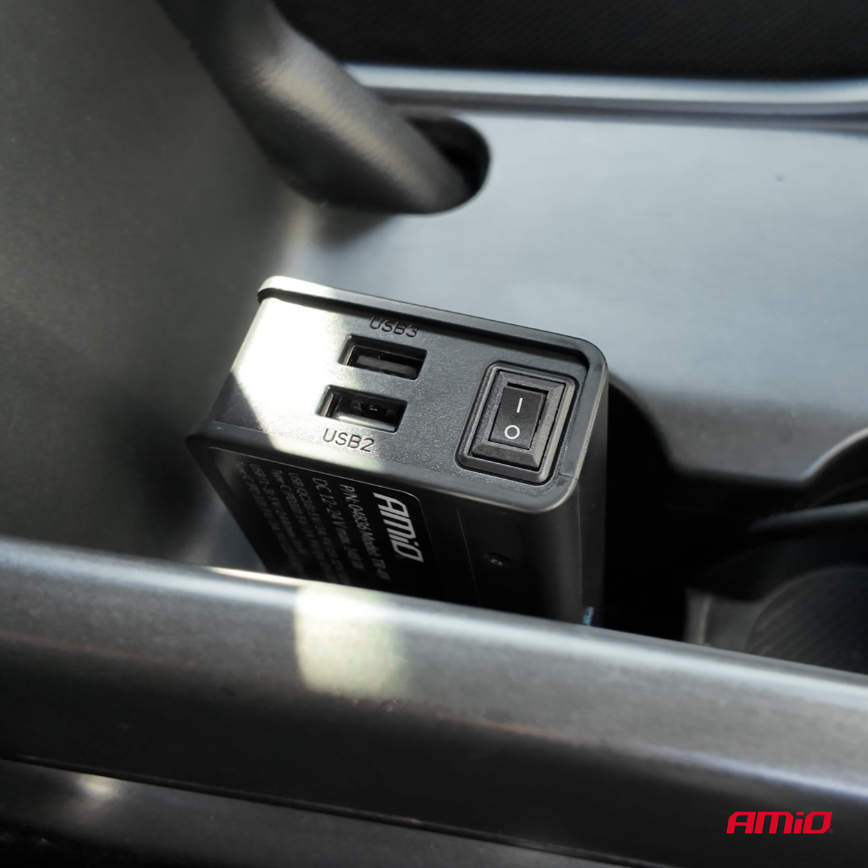 Rozdzielacz gniazda zapalniczki z ładowarką 3xUSB-A USB-C QC 3.0 PD 3.0. 148 W — ujęcie 3