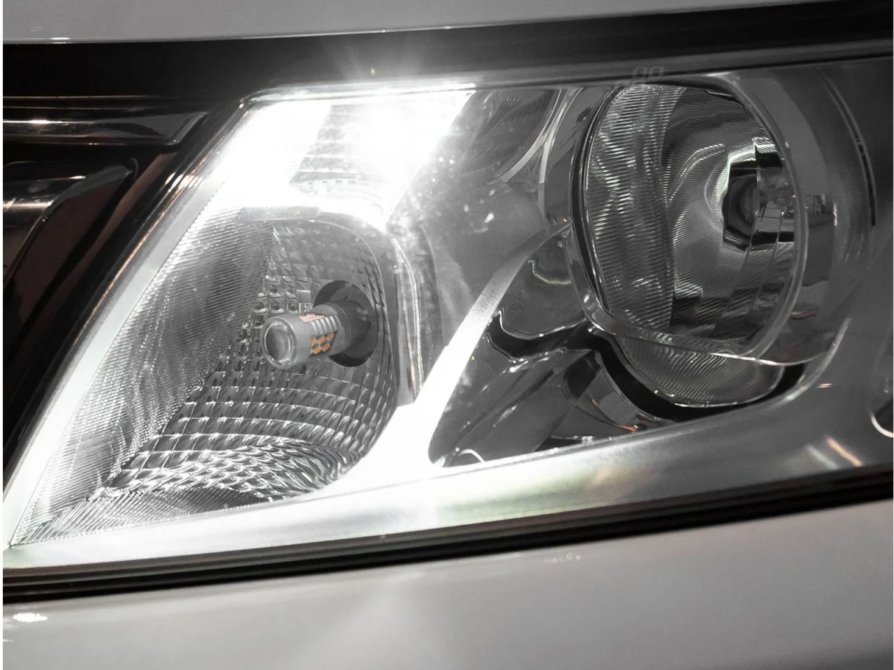 Żarówka W5W T10 12V/24V 18xLED SMD2016 CANBUS biała AMIO (2szt.) — ujęcie 2