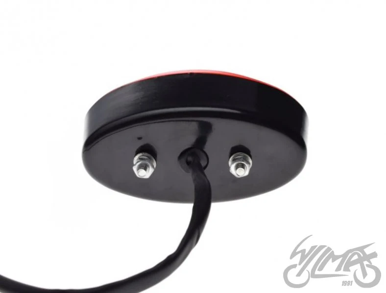 Czarna lampa tylna z czerwonym kloszem — AM9931 — ujęcie 3