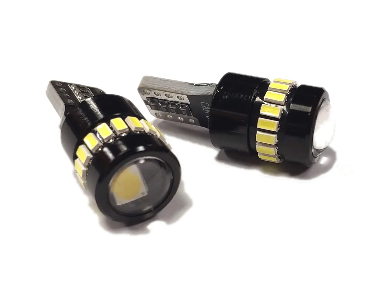 Żarówka W5W T10 12V 18xLED SMD 3014 + 1 SMD CANBUS biała AMIO (2szt.) — ujęcie 2