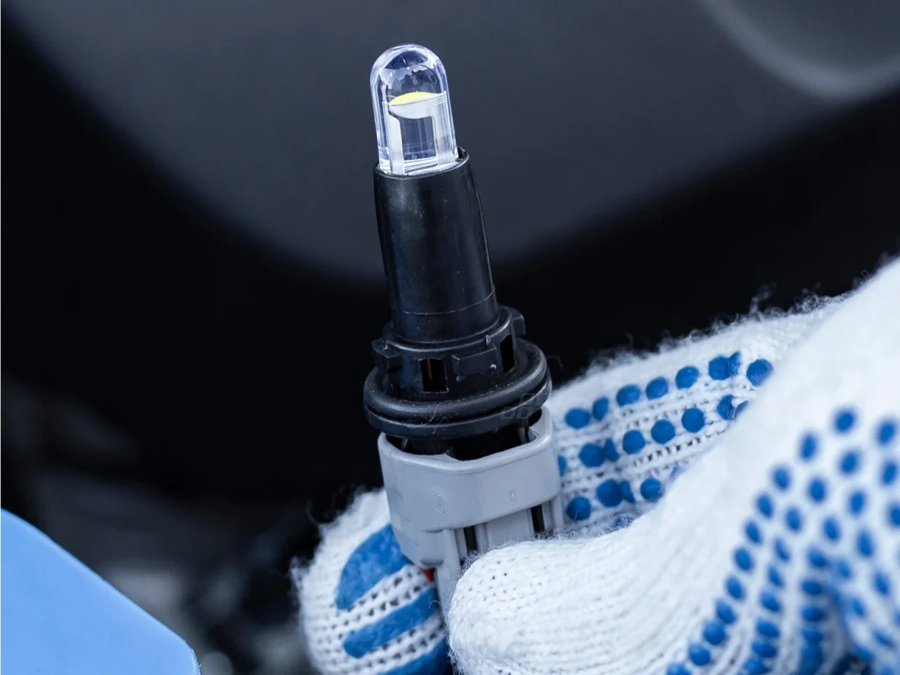 Żarówka W5W T10 12V COB LED całoszklana biała AMIO (2szt.) — ujęcie 6