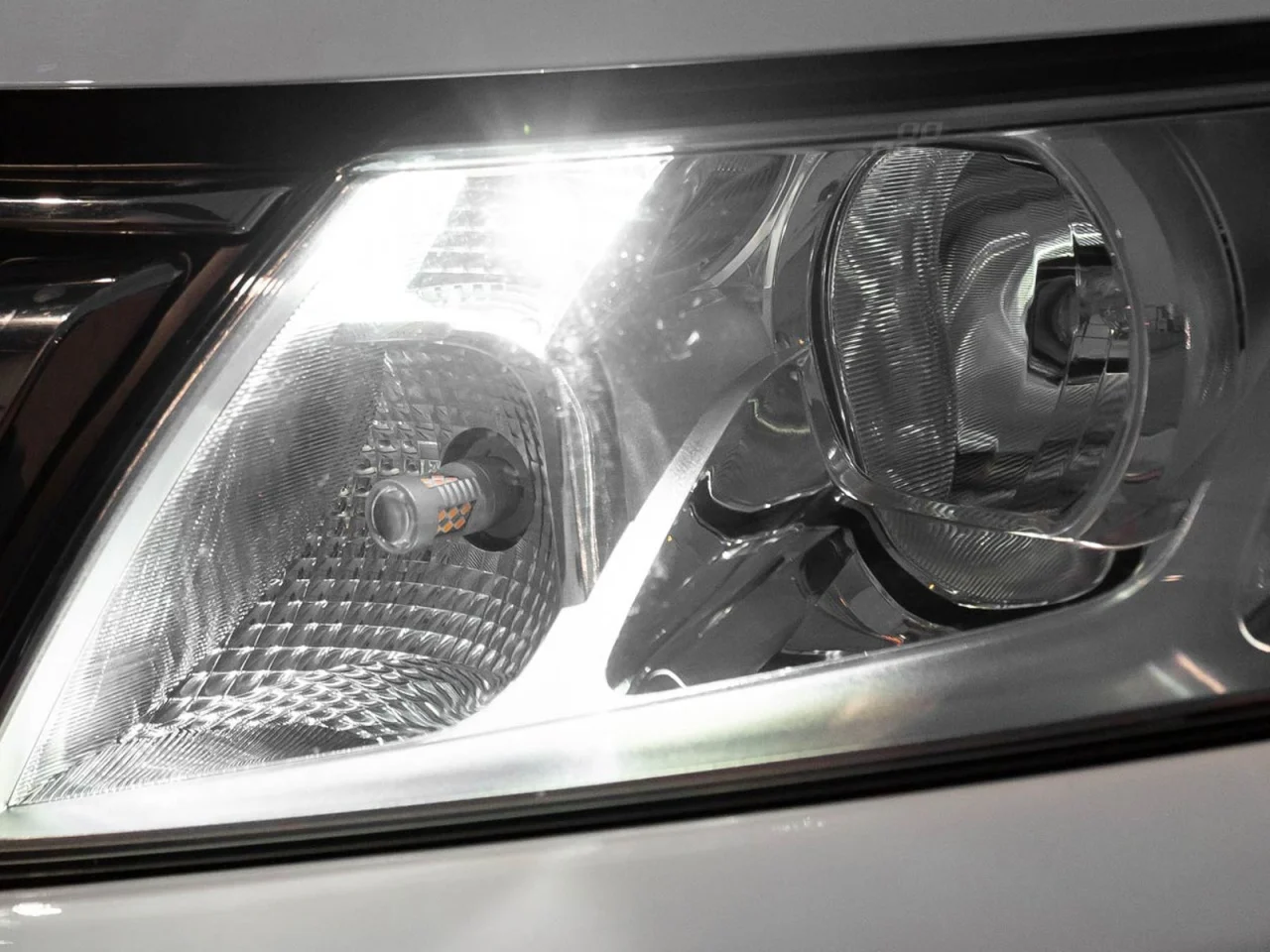 Żarówka W5W T10 12V COB LED całoszklana biała AMIO (2szt.) — ujęcie 3